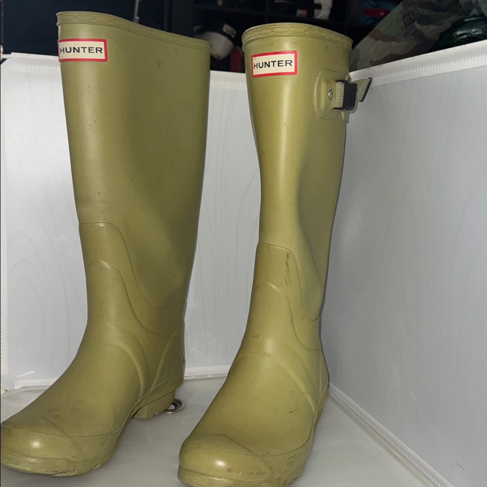 WOMEN’s hunter rain boots size US 5 F
Green - Picture 2 of 6